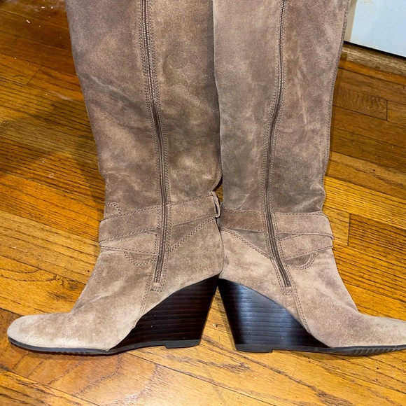 Bcbgeneration suede tall boots in sand color with brown wedge size 7.5 - Picture 3 of 5